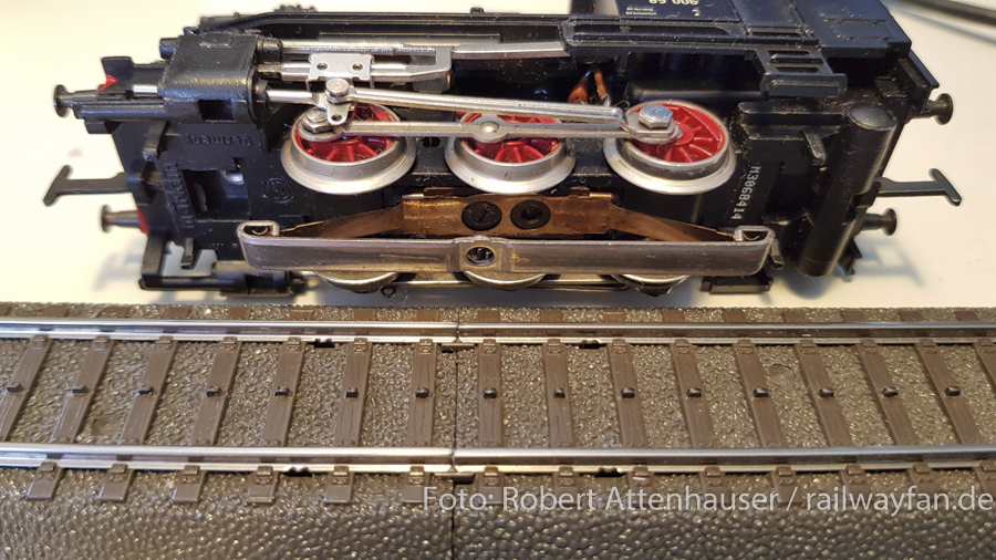 Ein Beispiel für eine Wechselstromtechnik auf der Modellbahn mit dem Blechschleifer zur Stromabnahme auf den Punktkontakten des Mittelleitergleises. (Foto: Attenhauser)